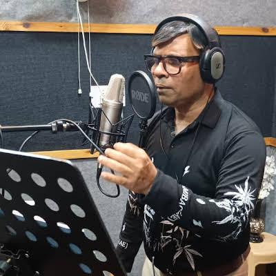 निष्ठा क्लब में हुए सिंगिंग प्रतियोगिता के फाइनल राउंड में कई प्रतिभाशाली सिंगर्स ने अपनी कला का अद्भुत प्रदर्शन किया l इन्ही में से एक रहे "रजत चक्रवर्ती" जिन्होंने अपनी मधुर आवाज़ और सुरों की गहराईयों से सबका दिल जीत लिया और विजेता बने l आज निष